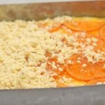 couvrir les oranges avec le crumble