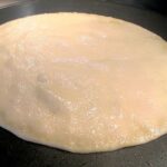 déposez la galette roti prata sur la poele