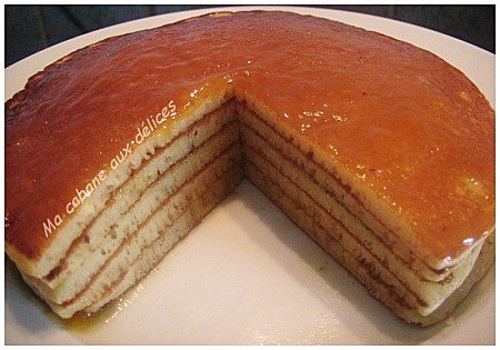 Gâteau de pancakes à la sauce indonésienne d'orange