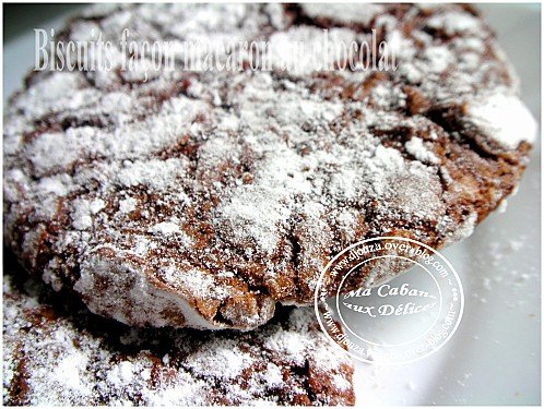 Biscuits chocolat craquelés avec sucre glace