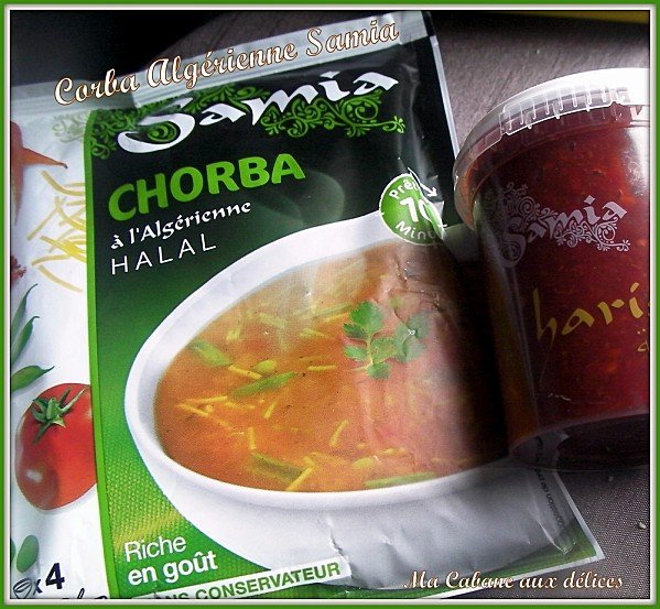 Soupe chorba algérienne garnie de légumes et d'herbes fraîches