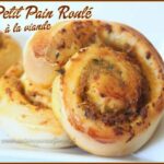 Petit pain roule a la viande et fromage