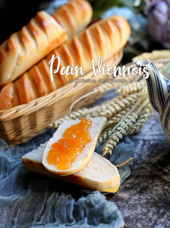 Pain viennois boulanger pour le petit déjeuner