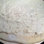 garnir avec la sauce béchamel au fromage