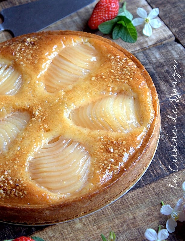 Tarte bourdaloue aux poires pochées et amandes