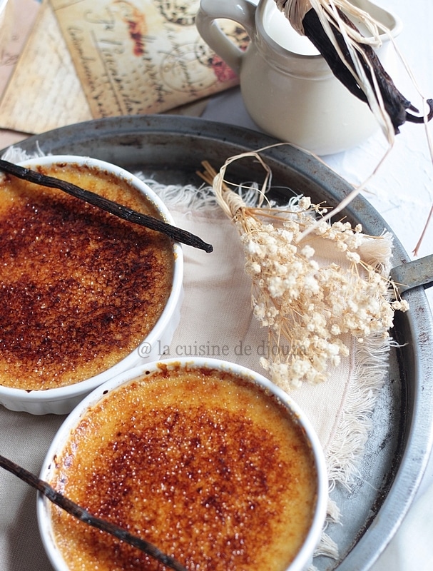 Dessert de crème cuite brulée à la vanille