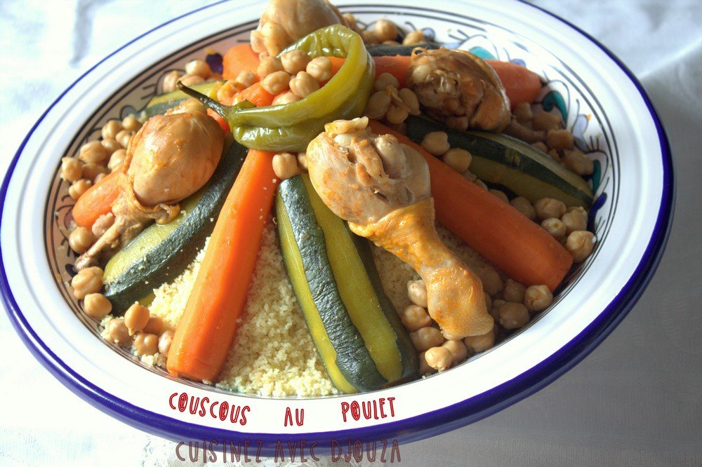 Plat de couscous au poulet agrémenté de courgettes, carottes et pois chiches