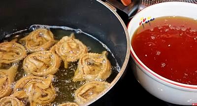 Cuisson des chebakias dans l'huile