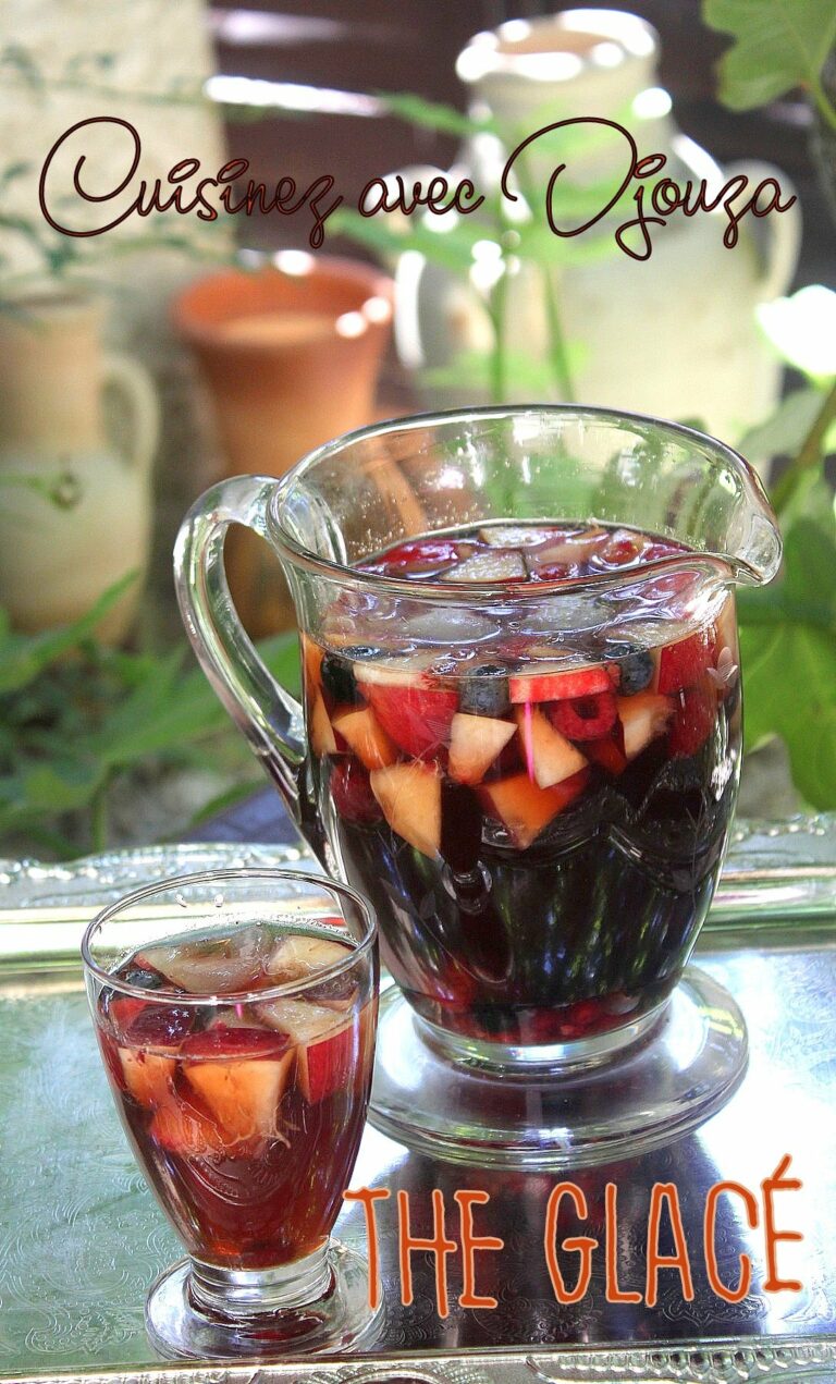 Carafe de thé glacé maison aux pêches avec des fruits frais et des glaçons