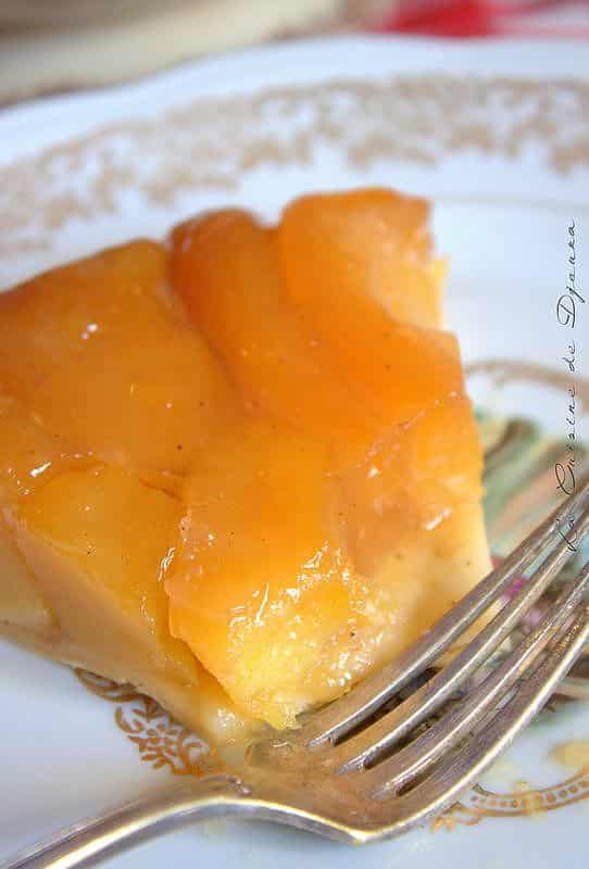 une part de tarte tatin réussie aux pommes renversée