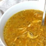 Soupe de lentilles rouges au curry et poulet