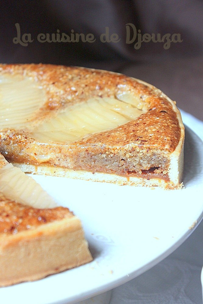 Tarte aux poires au sirop, crème de noisettes et caramel beurre salé