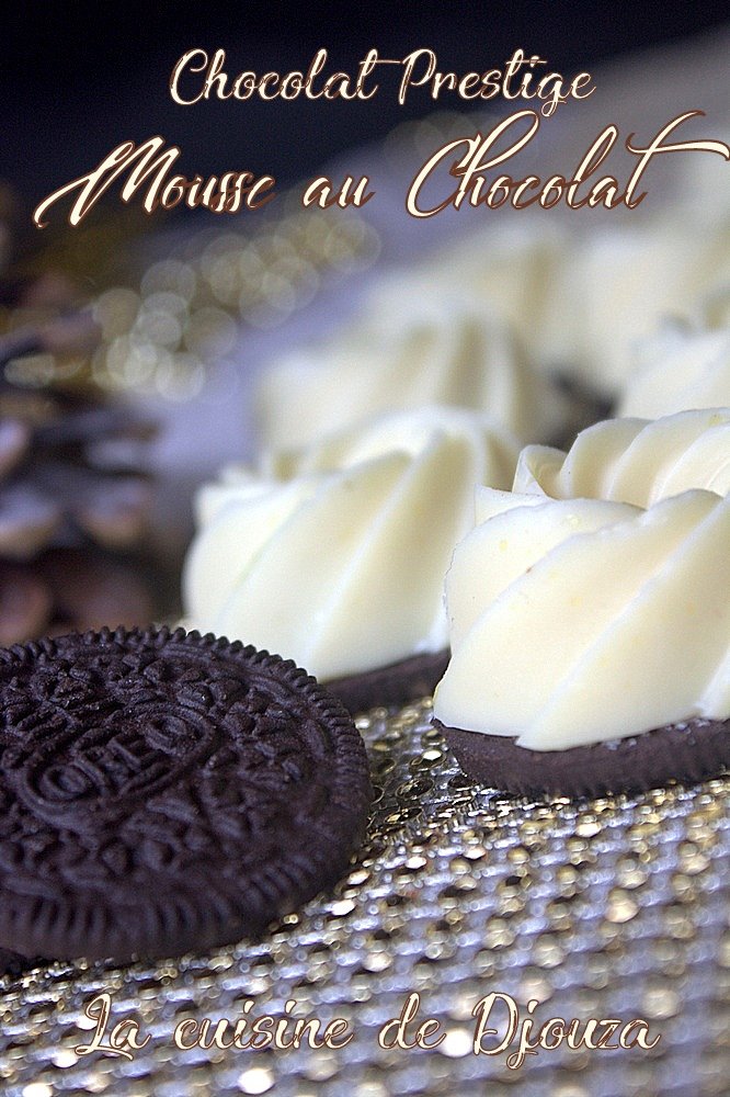 Mousse au chocolat au lait sur sa coque chocolat blanc et biscuit oreo