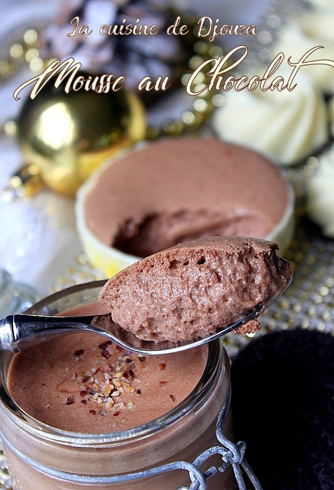 Mousse au chocolat au lait sur sa coque chocolat blanc et biscuit oreo