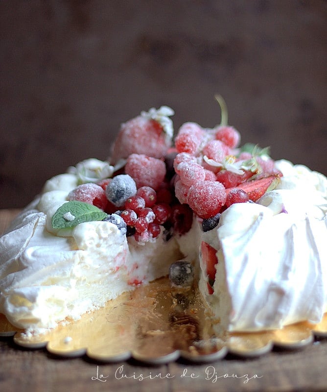 Meringue la coupe avec la crème