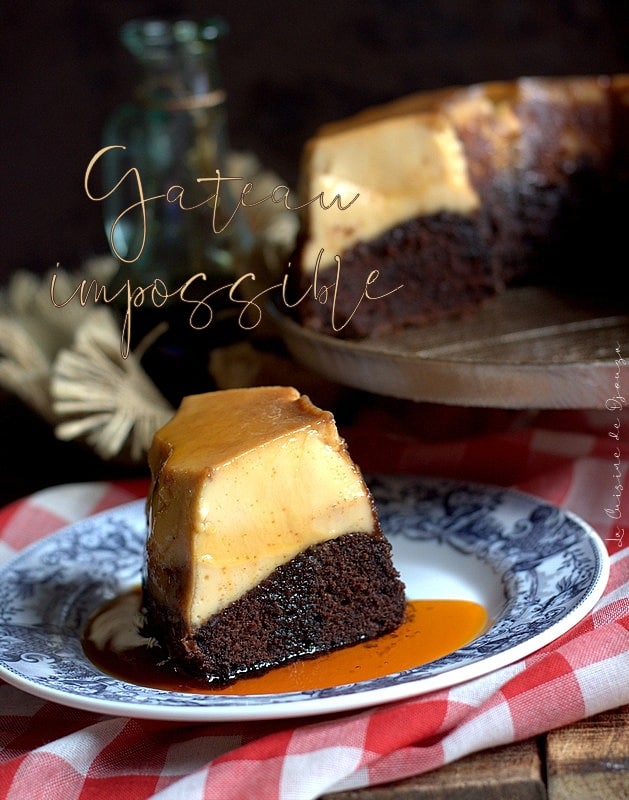 Le gâteau impossible ou le Chocoflan est le résultat d'une combinaison associant dans le même moule deux couches distinctes avec une pâte à gâteau chocolaté et un flan aux oeufs vanillé à base de lait concentré, qui pendant la cuisson au bain marie s'inverseront sans se mélanger pour obtenir un beau dessert nappé de caramel. Surprenant me direz vous ! et pourtant rien de magique juste une logique de densité physique. La plus lourde par effet d’apesanteur coulera pour faire remonter la plus légère. Recette du Gâteau impossible au caramel Si vous aimez les oeufs au lait, vous allez forcément l'apprécier avec cette texture moelleuse et fondante du gâteau parfumé chocolat avec une touche de café pour moi. Sa préparation est vraiment facile et rapide, juste la cuisson demandant plus de temps. C'est un gâteau mexicain très populaire mais généralement connu à toute l'Amérique latine qui'il est courant de retrouver sur toutes les tables en toutes occasions. La seule chose d'impossible pour vous sera de résister à l'envie de le dévorer et le conserver au moins jusqu'au lendemain. Chez nous il a fait l’unanimité surtout auprès de Monsieur qui s'est régalé, ayant un petit fable pour les desserts avec du café. Voici la recette totalement revisitée de celle trouvée ICI. bonne réussite.