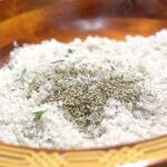 ajoutez les herbes le blanc d'oeuf