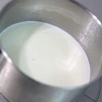 versez le lait dans une casserole