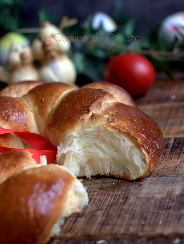 Brioche pascal avec oeuf coloré