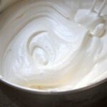 Mélangez la crème anglaise avec la crème chantilly