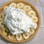 recouvrir la banoffee pie de bananes de creme fouettee