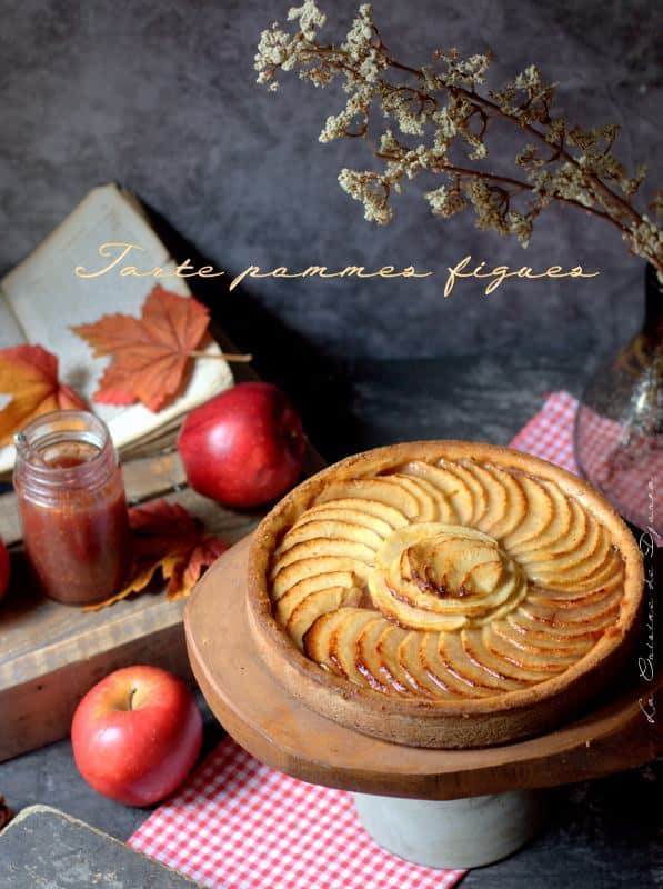 tarte préparée avec des pommes et compotée de figue