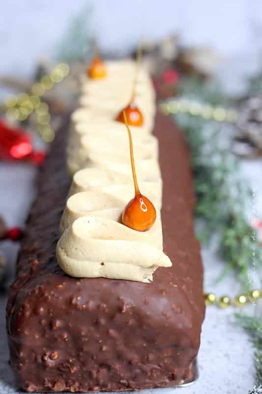 Buche de noel avec glaçage chocolat rocher