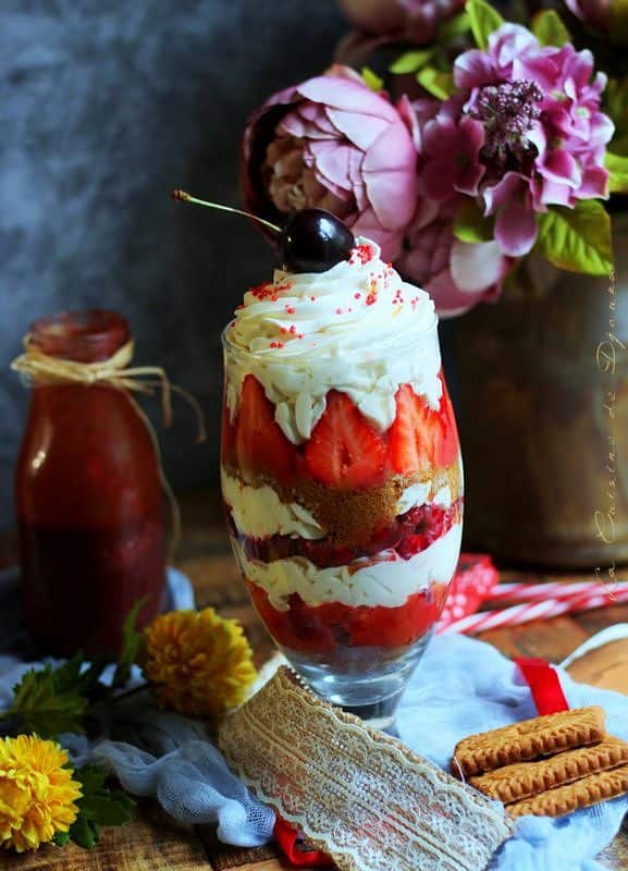 Coupe aux fraises de crème chantilly mascarpone