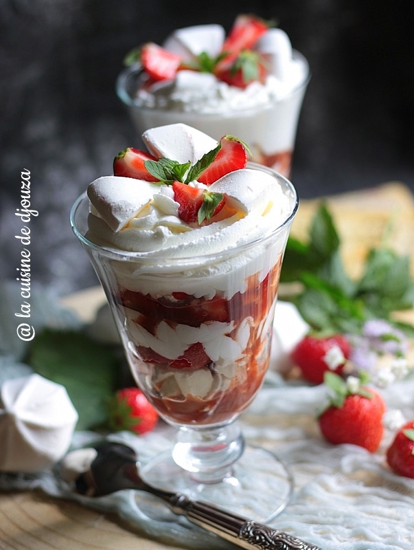 Dessert anglais eton mess à la crème et aux fraises