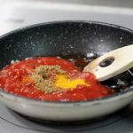 Ajoutez la tomates et les épices
