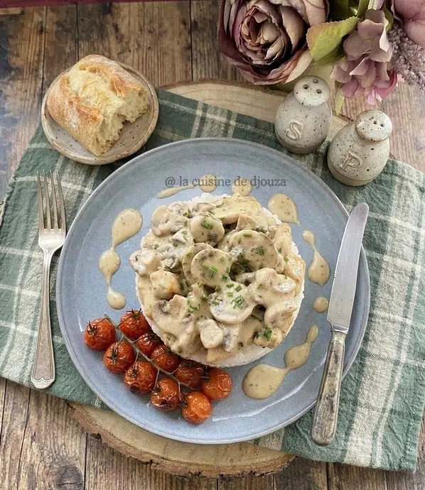 Dressage de la timbale de riz, poulet et crème aux champignons