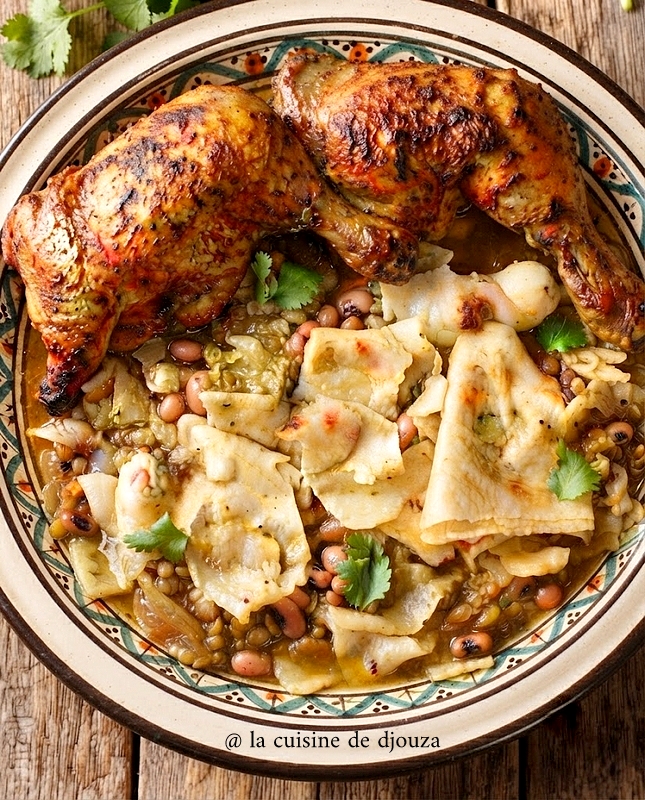 Achepath kabyle en sauce avec poulet rôti