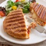 Pain hamburger cuit façon panini garni au thon, mozza harissa