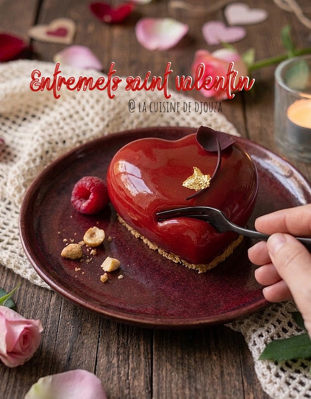 Entremets coeur framboise praliné avec glaçage rouge pour la Saint-Valentin