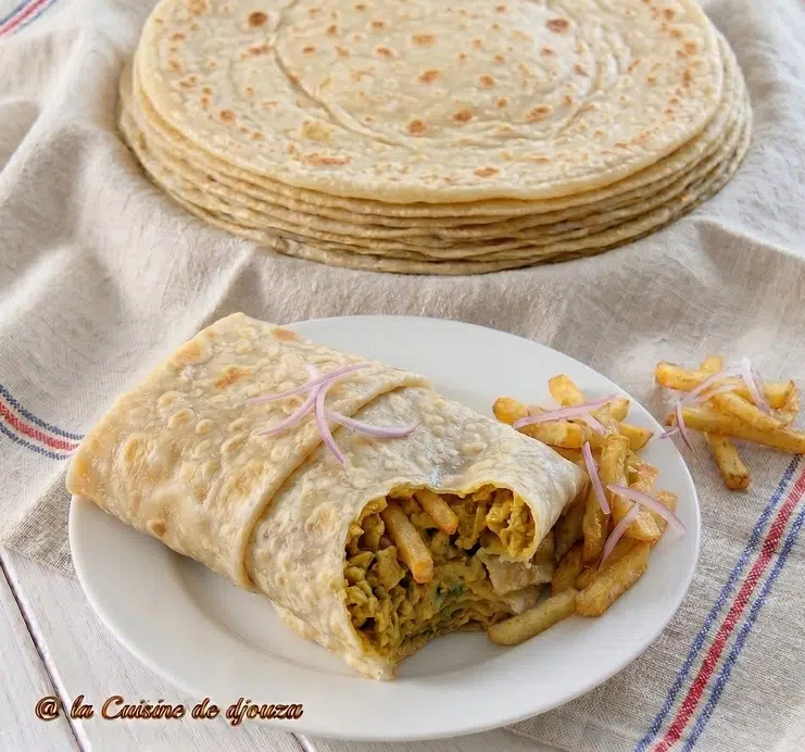 Sandwich avec galette roti prata au poulet curry