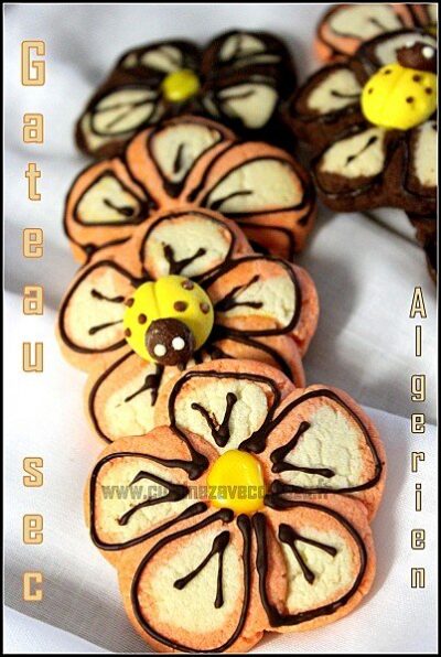Biscuits secs en forme de fleur trop facile