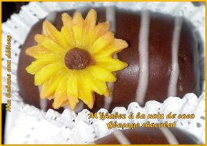 Mkhabez noix de coco au glaçage royal au chocolat, un gâteau algérois fondant au bon goût de citron