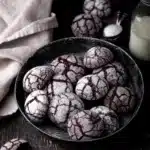 Biscuits craquelés chocolat au sucre glace