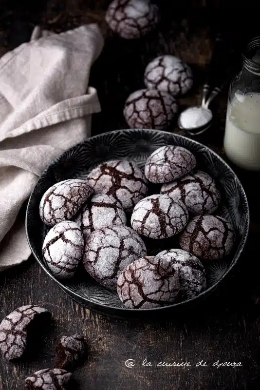 Biscuits craquelés chocolat au sucre glace