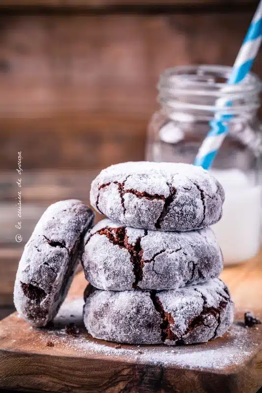 Biscuits craquelés au chocolat comme des cookies