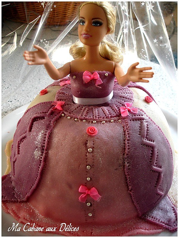 Gâteau de Barbie avec une poupée