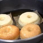 cuire les donuts dans l'huile de friture chaude