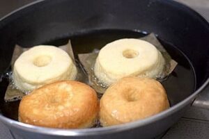 cuire les donuts dans l'huile de friture chaude
