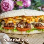 Sandwich avec pain baguette garni de steak frites et salade tomate façon américain