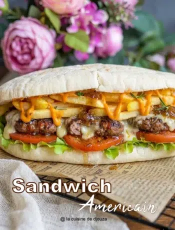 Sandwich avec pain baguette garni de steak frites et salade tomate façon américain