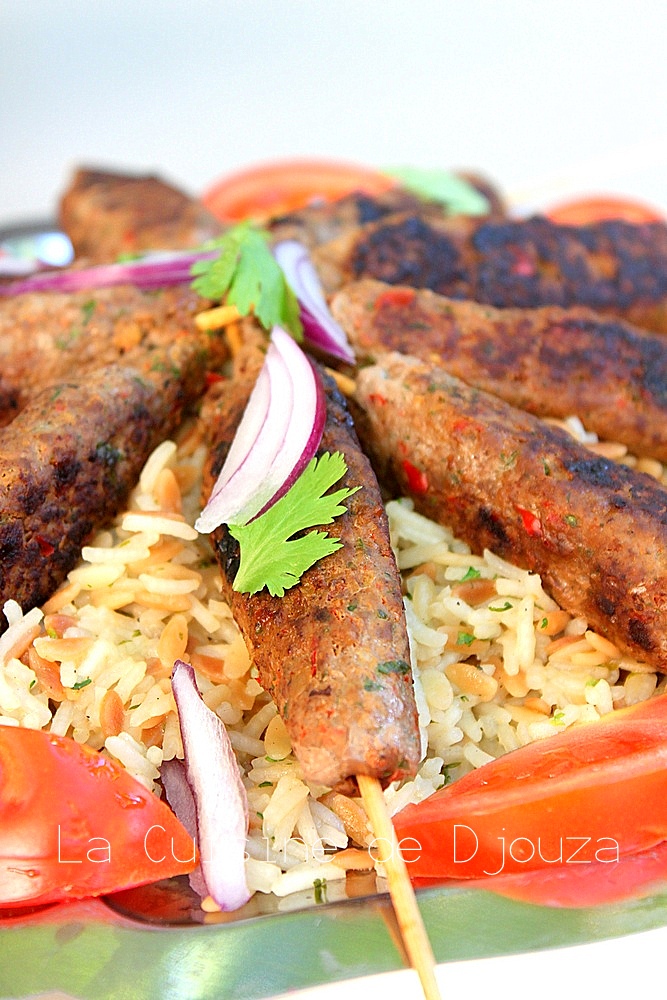 Pâtes et riz pilaf et ses brochettes
