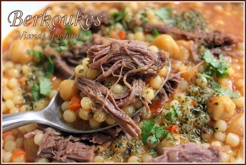Gros plan sur la viande effilochée et fondante du Berkoukes à la viande express