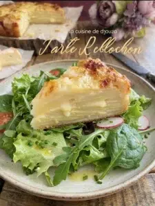 Part de tarte a reblochon servi avec une salade verte pour un plat complet