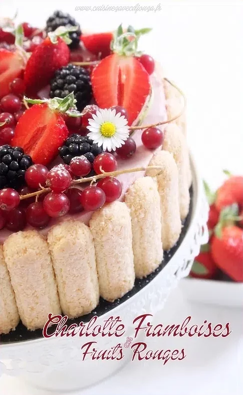 Charlotte bavaroise aux framboises et fruits rouges frais