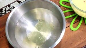 Ramollir les feuilles de gelatine dans l'eau froide
